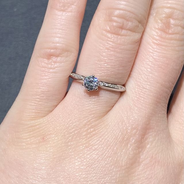 【ラザール ダイヤモンド(LAZARE DIAMOND)の口コミ】 エッジの効いたアームと、片側だけにあしらったダイヤモンドが美しいコン…