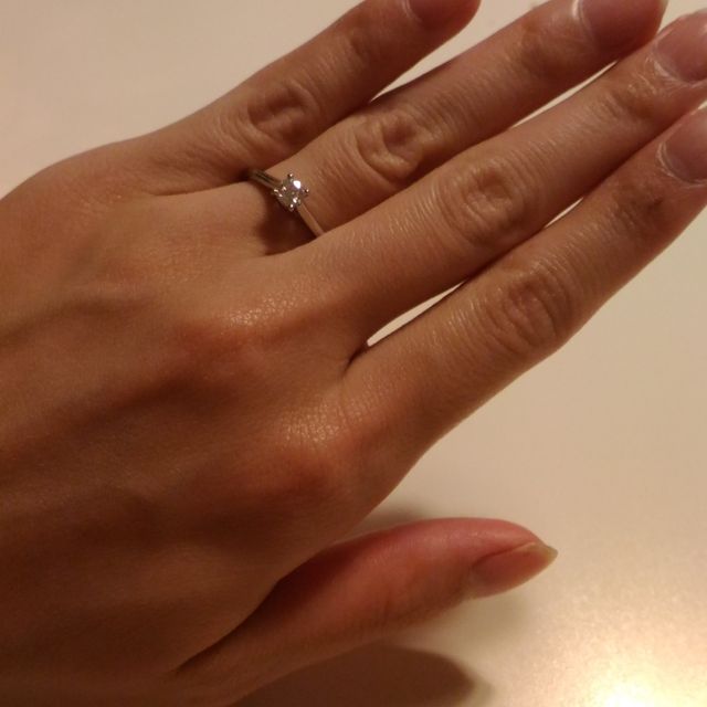 【カルティエ(Cartier)の口コミ】 昔から婚約指輪は赤い箱でもらいたいと思ってました。カルティエは箱がと…