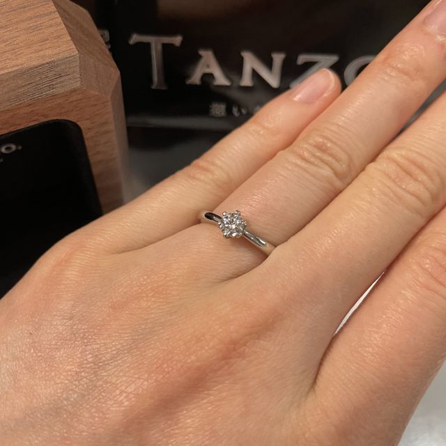 【TANZO.(鍛造指輪)の口コミ】 何歳になっても着けられるようにダイヤと立爪で、素材はプラチナのシンプ…