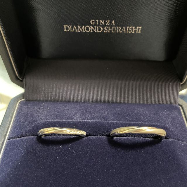 【銀座ダイヤモンドシライシの口コミ】 デザインが夫婦ともに気に入りました。女性用の指輪は、真ん中がプラチナ…