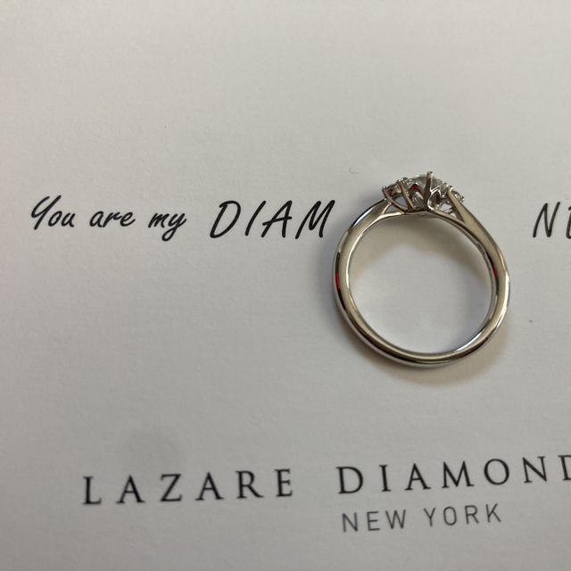 【ラザール ダイヤモンド(LAZARE DIAMOND)の口コミ】 ダイヤモンドを乗せるツメの部分はブルックリンをイメージしており、高さ…