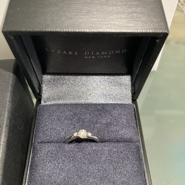 【ラザール ダイヤモンド(LAZARE DIAMOND)の口コミ】 ダイヤモンドを乗せるツメの部分はブルックリンをイメージしており、高さ…