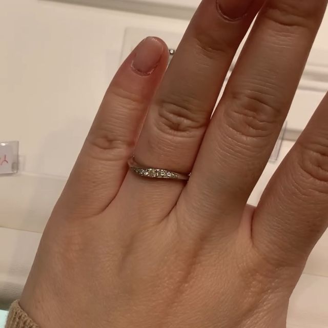 【フェスタリア サンクチュアリの口コミ】 センターに大きめのダイヤが付いていて婚約指輪のような存在感がありまし…