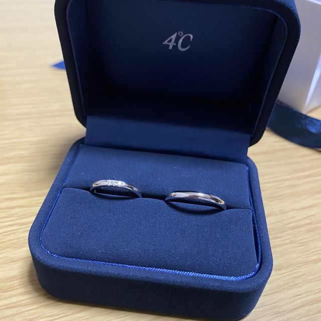 【4℃ BRIDAL(ヨンドシーブライダル)の口コミ】 女性用のリングのデザインに一目惚れしました。刻印や裏石を無料で入れら…