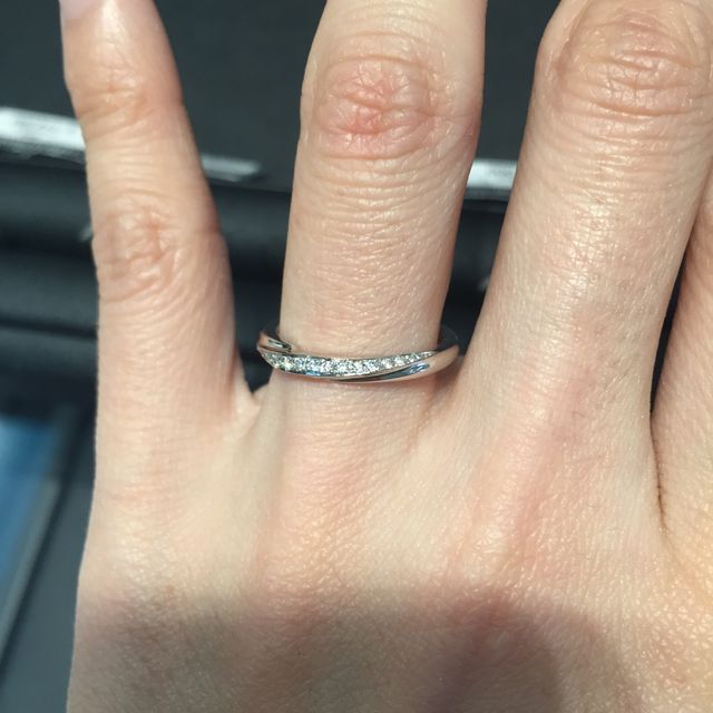 【エクセルコダイヤモンド(EXELCO DIAMOND)の口コミ】 どこの指輪よりもダイヤの輝きが抜群に綺麗で、どの角度から見ても眩く光…