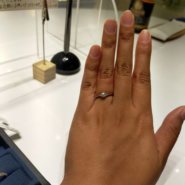 【4℃ BRIDAL(ヨンドシーブライダル)の口コミ】 デザインが気に入ったことが最大の決め手でした。予算内で希望にあうダイ…