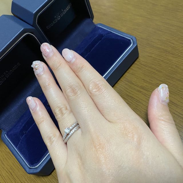 【銀座ダイヤモンドシライシの口コミ】 プラチナ素材・ウェーブ・メレで重ね付けができ、男性用・女性用ともにイ…