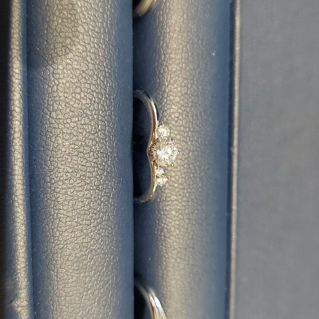 【銀座ダイヤモンドシライシの口コミ】 婚約指輪はエンジェルラダーというVデザインで中央のダイヤモンドの左に1…