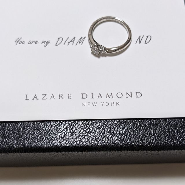 【ラザール ダイヤモンド(LAZARE DIAMOND)の口コミ】 指輪のデザインが気に入ったことが一番のデザインです。結婚指輪と重ね付…