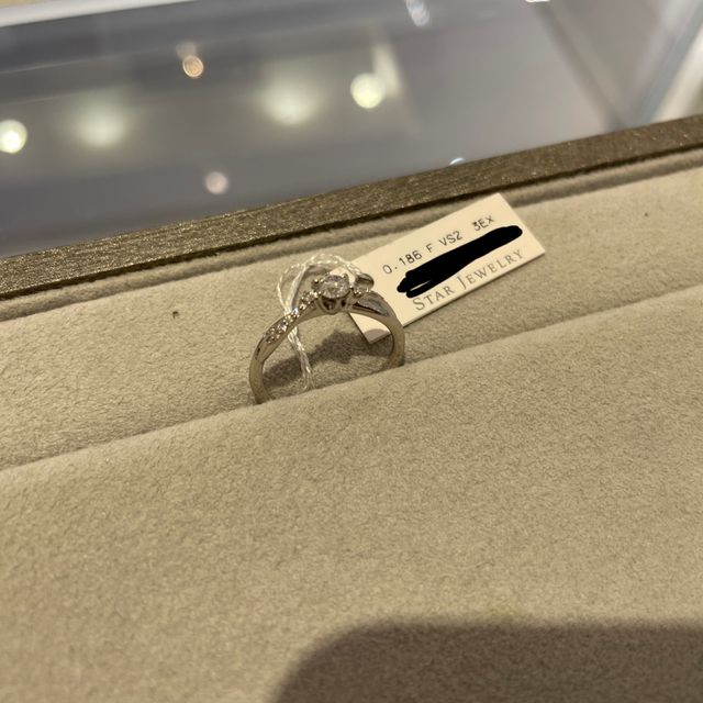 【STAR JEWELRY(スタージュエリー)の口コミ】 サイドから見た時にセンターダイヤだけ高さがあるデザインではなかったの…