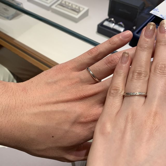 【銀座ダイヤモンドシライシの口コミ】 程よいリングの太さであり、ダイヤモンドがウェーブに沿って散りばめられ…