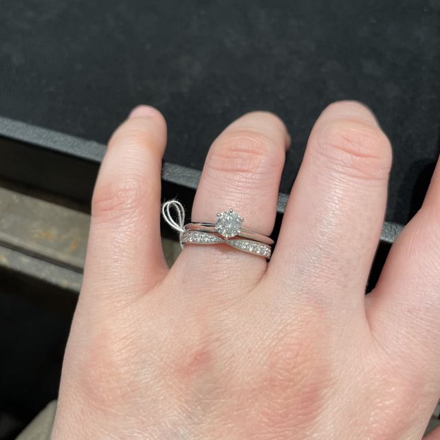 【ティファニー(Tiffany & Co.)の口コミ】 エタニティリング的なデザインですが、ワンポイントくびれた部分があり、…