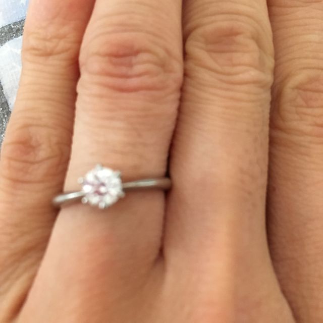 【アイプリモ(I-PRIMO)の口コミ】 指輪の決め手は、小さい頃から母が付けていたリングが、この一粒ダイヤ。…
