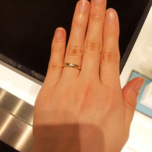 【ティファニー(Tiffany & Co.)の口コミ】 ゴールドで、ダイヤモンドが入っているタイプを探していました。
あとは、…