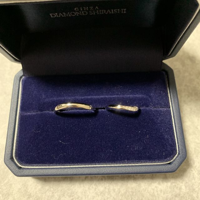 【銀座ダイヤモンドシライシの口コミ】 指が人よりも細いのですが、指が短く関節が出ているので、指輪が似合うか…