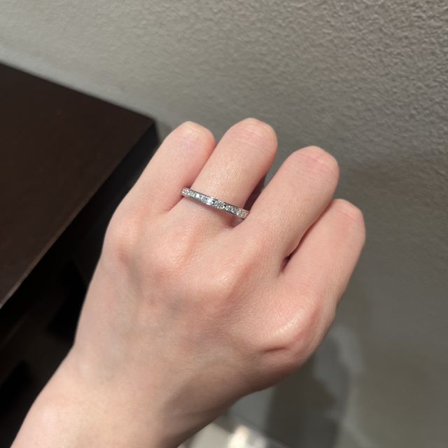 【TRECENTI(トレセンテ)の口コミ】 センターに斜めにダイヤがセッティングされてあるリングは上下共に端まで…