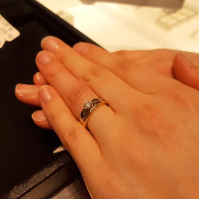 【ティファニー(Tiffany & Co.)の口コミ】 プロポーズのときにサプライズでいただきました。婚約指輪はティファニー…