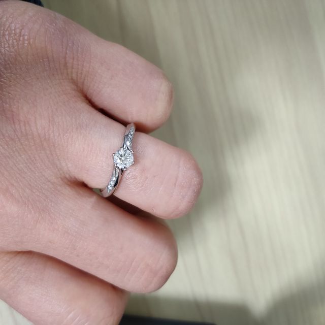 【銀座ダイヤモンドシライシの口コミ】 いくつになっても着用できるシンプルなデザインが気に入りました。また、…