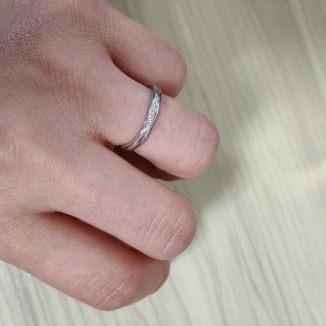 【銀座ダイヤモンドシライシの口コミ】 シンプルなデザインが気に入りました。少し斜めにラインが入っているのも…