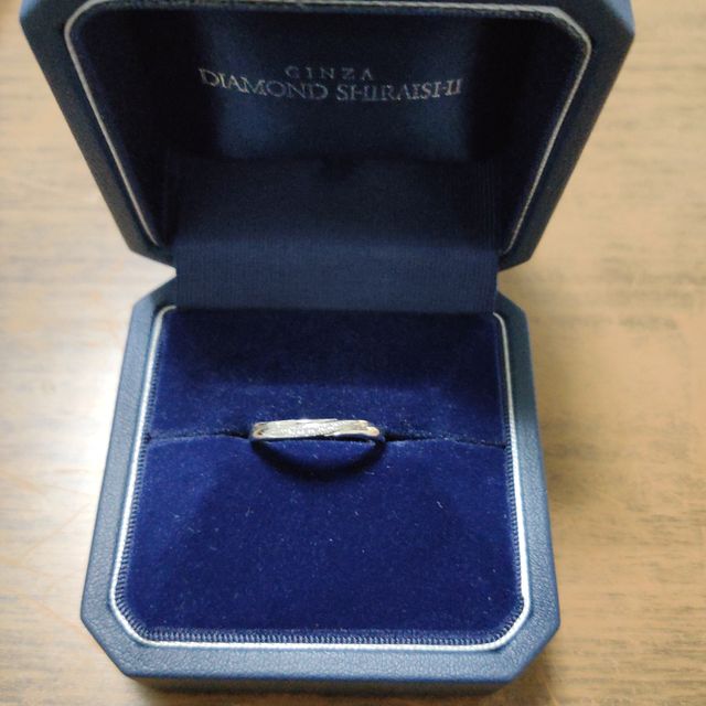 【銀座ダイヤモンドシライシの口コミ】 シンプルなデザインが気に入りました。少し斜めにラインが入っているのも…