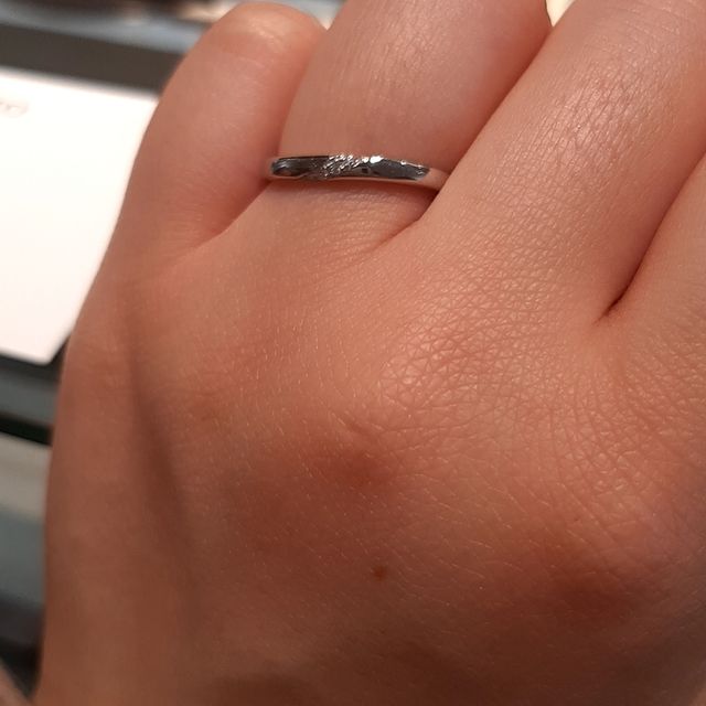 【アイプリモ(I-PRIMO)の口コミ】 シンプルなプラチナの指輪です。夫婦で同一のデザインにしたかったので、…