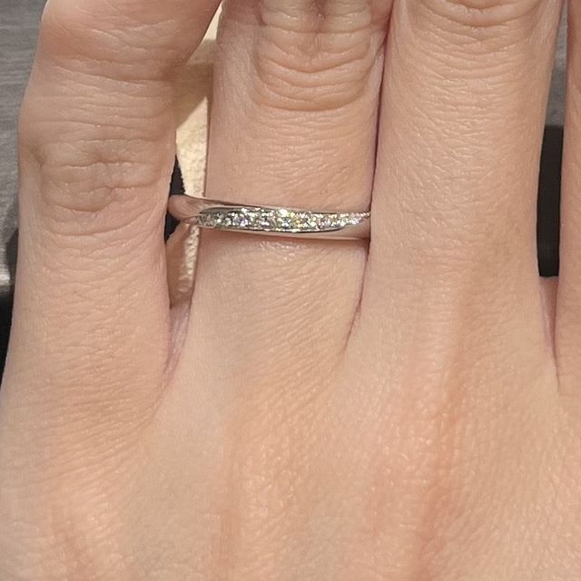 【ラザール ダイヤモンド(LAZARE DIAMOND)の口コミ】 ずっと他のデザインと迷っていたのですが、こちらは中央に広めにダイヤが…