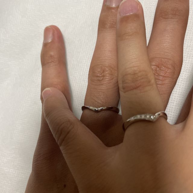 【4℃ BRIDAL(ヨンドシーブライダル)の口コミ】 派手すぎずシンプル過ぎないV字で動きのあるデザインでどのお洋服にも合ぅ…