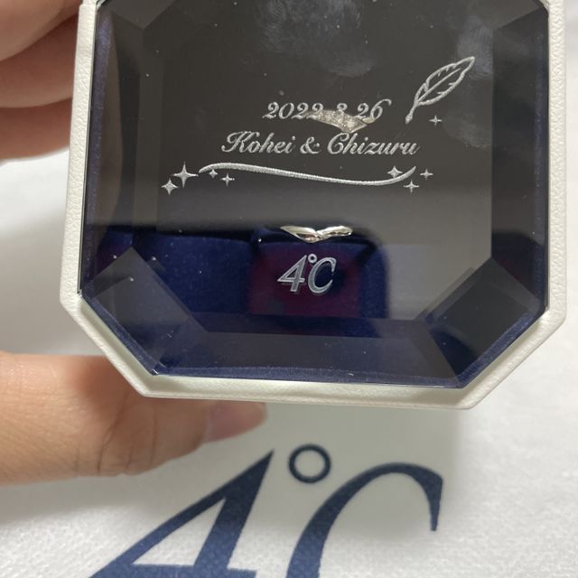 【4℃ BRIDAL(ヨンドシーブライダル)の口コミ】 派手すぎずシンプル過ぎないV字で動きのあるデザインでどのお洋服にも合ぅ…