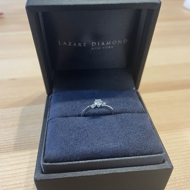 【ラザール ダイヤモンド(LAZARE DIAMOND)の口コミ】 担当してくれた方が良かったです。
リングのダイヤモンドの部分に曲線があ…