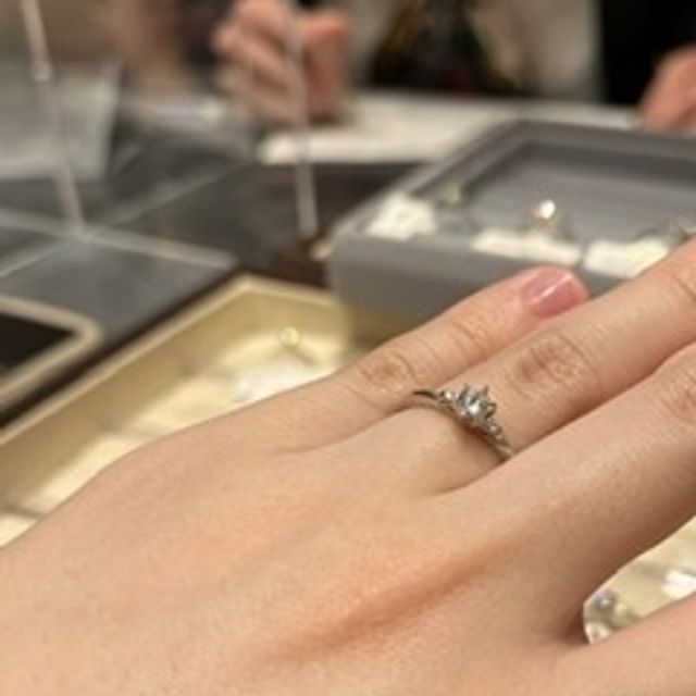 【ケイウノ ブライダル(K.UNO BRIDAL)の口コミ】 彼からプロポーズの時にもらったこだわりの詰まったダイヤモンドが際立つ…