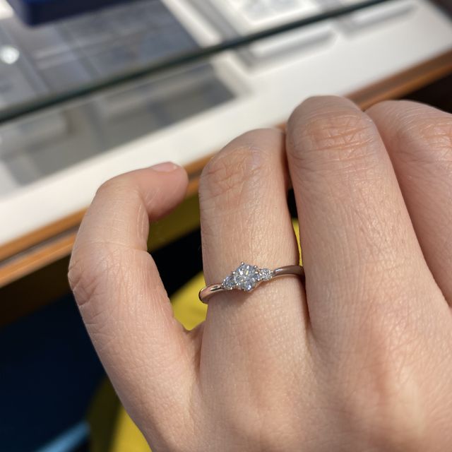 【銀座ダイヤモンドシライシの口コミ】 他の店も周りましたが、こちらのお店のダイヤが1番綺麗で素敵でした。彼女…