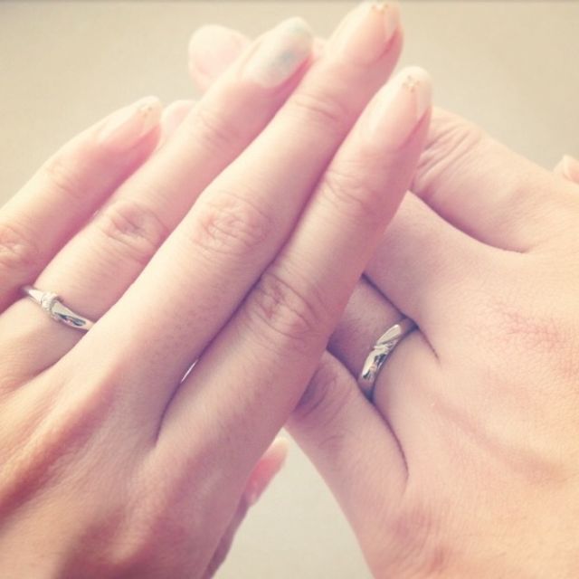 【俄(にわか)の口コミ】 固い絆をイメージしたという、他にはない結び目のデザインに一目惚れし、…