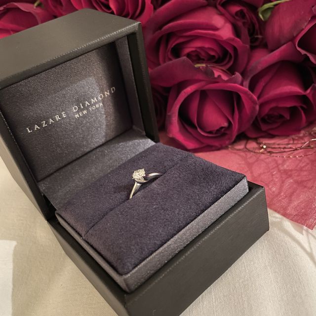 【ラザール ダイヤモンド(LAZARE DIAMOND)の口コミ】 彼からプロポーズ時にいただきました。
決め手となったのは、実際にお店で…