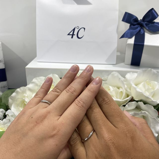 【4℃ BRIDAL(ヨンドシーブライダル)の口コミ】 ウェーブ感が素敵で一目惚れです。
指輪のダイヤの数には2種類ありました…