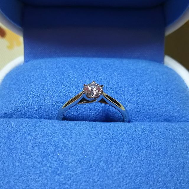 【銀座ダイヤモンドシライシの口コミ】 イロイロなデザインのリングがあって、最初はどんなデザインのリングにす…