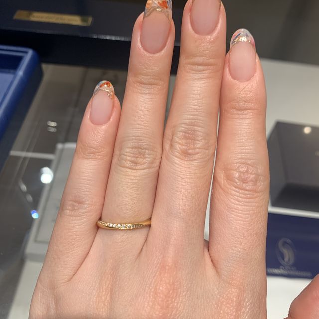 【銀座ダイヤモンドシライシの口コミ】 まずデザインがとても可愛いと感じました。ダイヤモンドが幅広く詰められ…