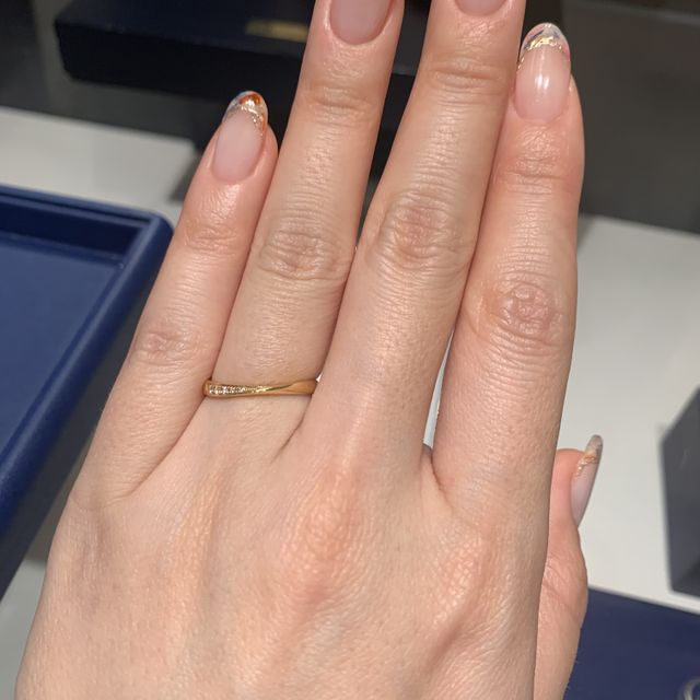 【銀座ダイヤモンドシライシの口コミ】 まずデザインがとても可愛いと感じました。ダイヤモンドが幅広く詰められ…