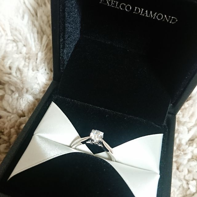 【エクセルコダイヤモンド(EXELCO DIAMOND)の口コミ】 プレゼントボックスのダイヤモンドでプロポーズしてしていだきました。そ…