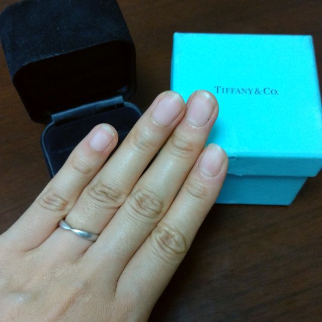 【ティファニー(Tiffany & Co.)の口コミ】 シンプルですがVカットが指を綺麗に見せてくれます。このデザインだと男性…