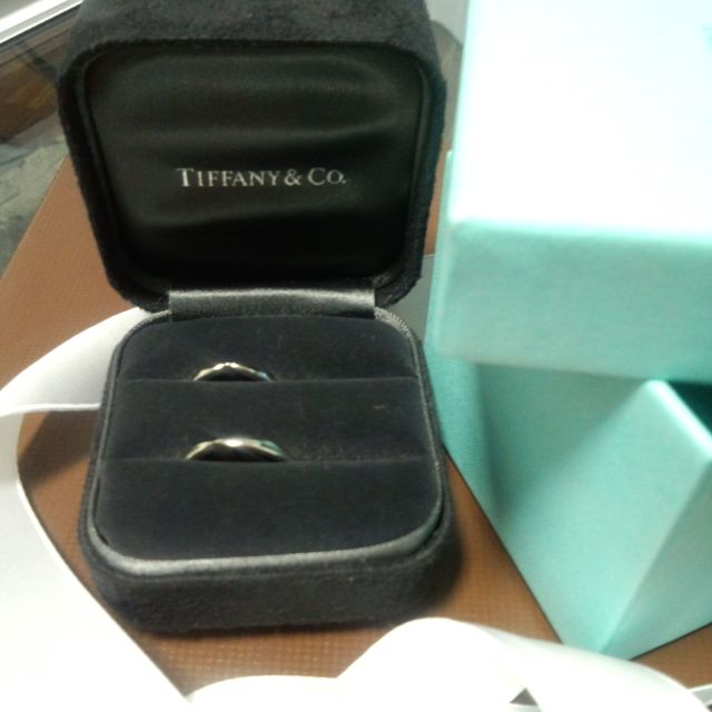 【ティファニー(Tiffany & Co.)の口コミ】 シンプルですがVカットが指を綺麗に見せてくれます。このデザインだと男性…