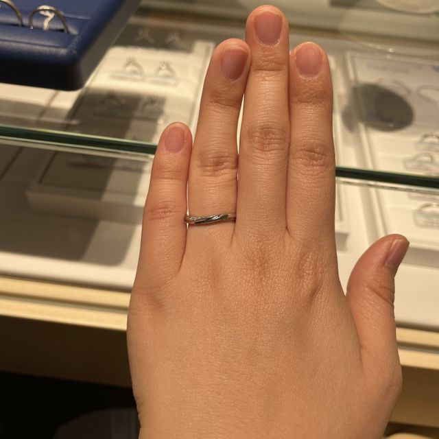 【銀座ダイヤモンドシライシの口コミ】 シンプルだが輝きも感じられるデザイン性であり、ペアリングとして見た時…