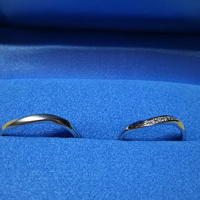 【銀座ダイヤモンドシライシの口コミ】 動きのあるデザインで、メレダイヤが付いているのが気に入りました。また…