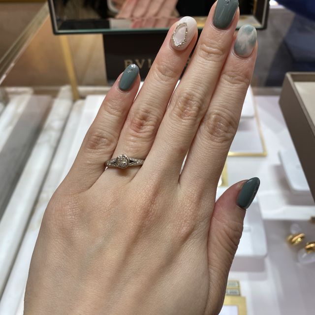 【ブルガリ(BVLGARI)の口コミ】 真ん中のダイヤモンドを挟みこむように小さいダイヤモンドがつけられてい…