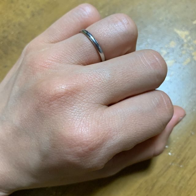 【ete(エテ)の口コミ】 赤い糸をイメージして指輪の内側が淡い赤色になっているのですが、そのコ…