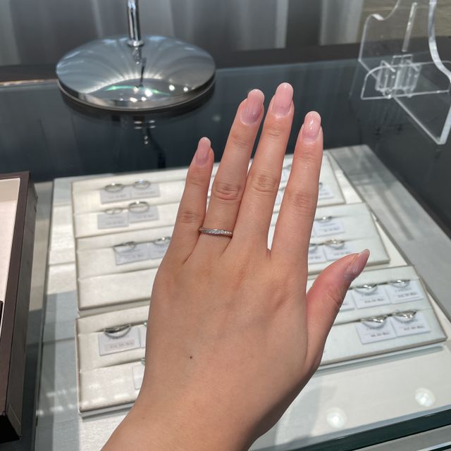 【アイプリモ(I-PRIMO)の口コミ】 ウェーブの婚約指輪と重ね付けすることも考え、ウェーブ型メインで探して…