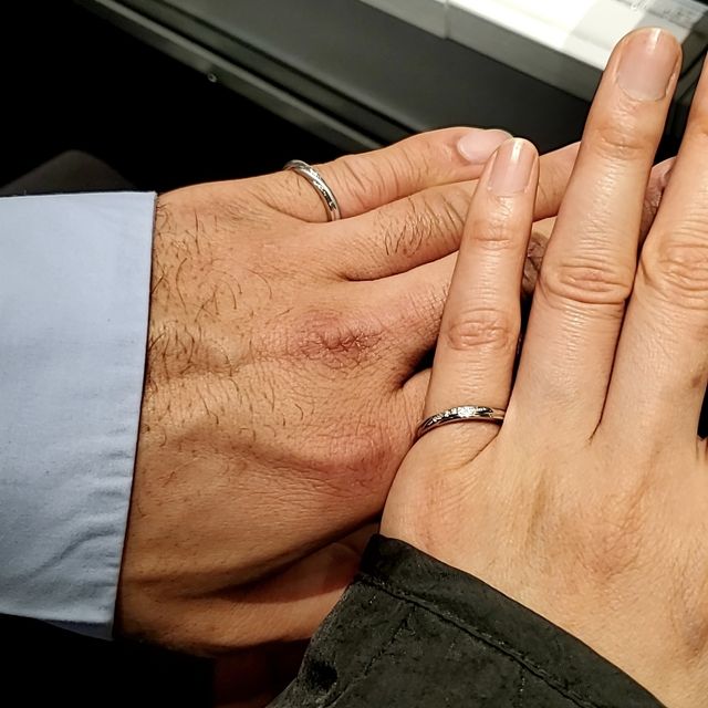 【銀座ダイヤモンドシライシの口コミ】 指輪は、ウェーブタイプで細かいダイヤか流れるように入っています。太さ…