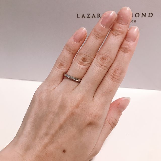 【ラザール ダイヤモンド(LAZARE DIAMOND)の口コミ】 ストレートラインでダイヤのついたものを探していました。1石、3石、5石と…