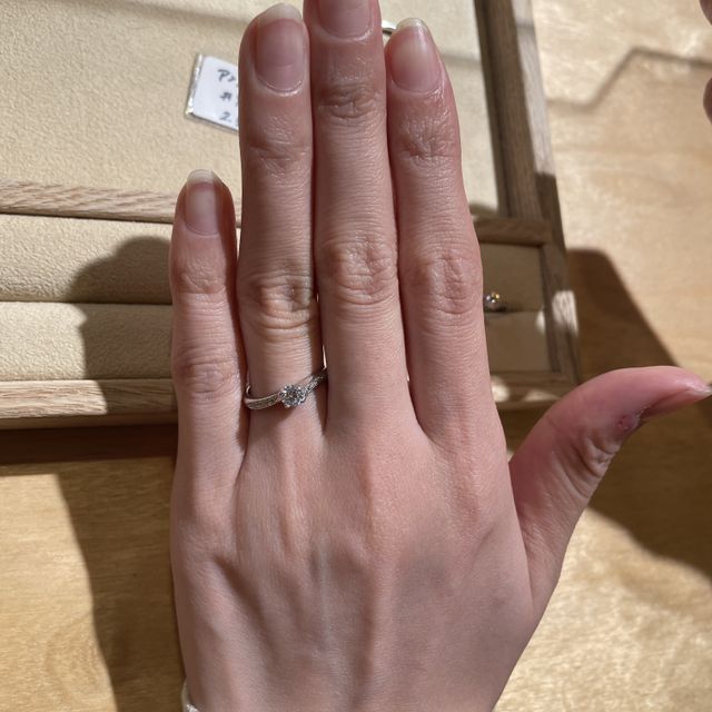 【ith(イズ)の口コミ】 ゆるいS字カーブにメレダイヤが10粒付いているデザインです。
カーブもそ…