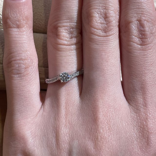 【ith(イズ)の口コミ】 ゆるいS字カーブにメレダイヤが10粒付いているデザインです。
カーブもそ…