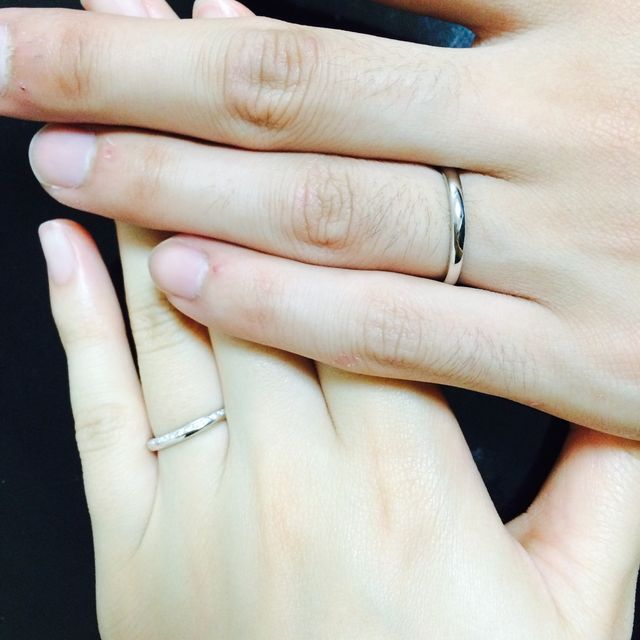 【銀座ダイヤモンドシライシの口コミ】 男性のものはOR ptで、女性ものの方は、プリュームです。
彼がつけ心地に…